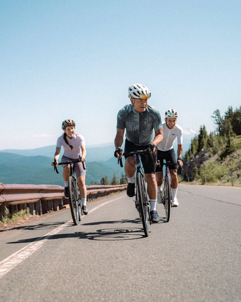 Tři cyklisté na horské silnici, produkce v Portlandu
