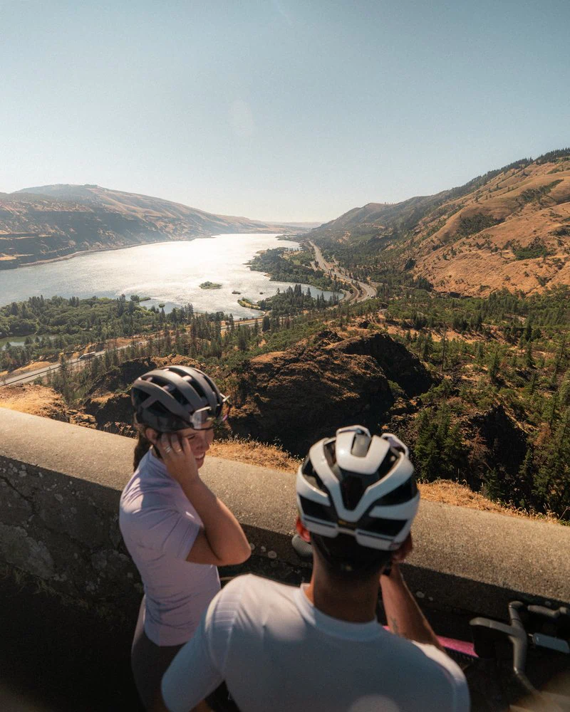 Dva cyklisté na vyhlídce nad řekou Columbia, produkce ROUVY v USA
