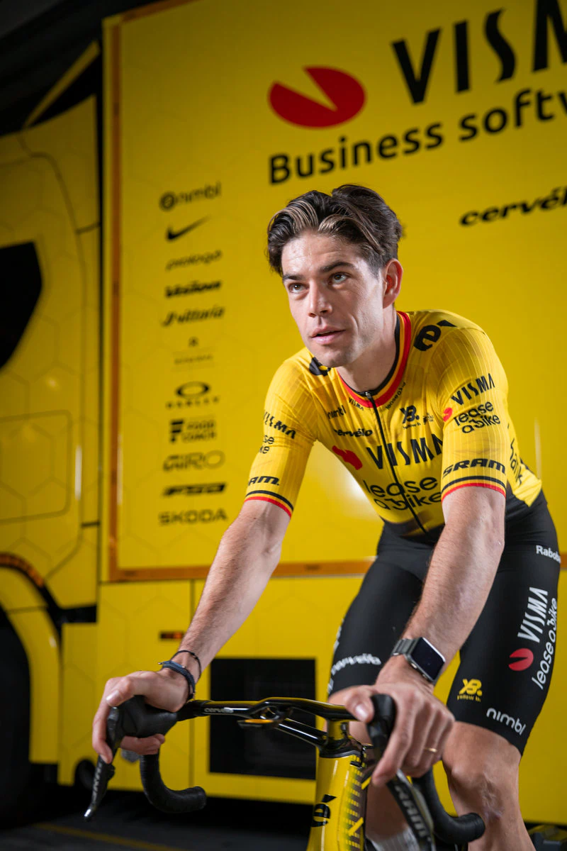 Wout van Aert na trenažéru před kamionem týmu Visma